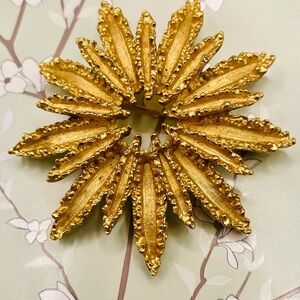 Vintage Signed Avon Gold Tone Textured Starburst Flower Brooch Pin